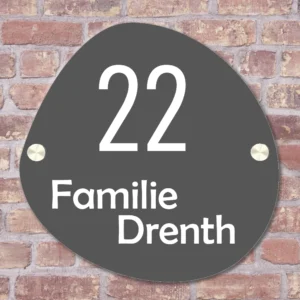 Een speels organisch naambordje in antracietgrijs