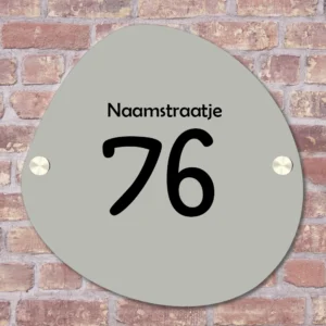 Een eigen gepersonaliseerd organisch naambordje in saliegroen