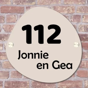 Een speels organisch naambordje met huisnummer in warm beige