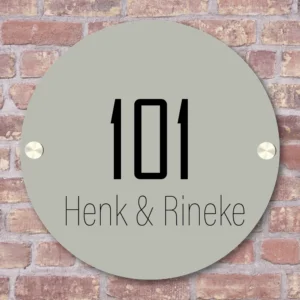 Een eigen bedrukt huisnaambordje rond van vorm in de kleur Saliegroen