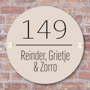 Huisnaambordje gepersonaliseerd in de kleur warm beige